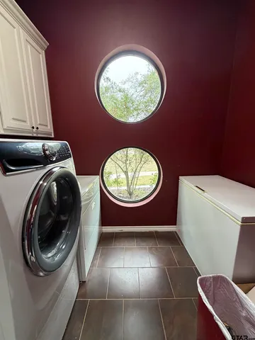 a view of empty room with floor to ceiling window