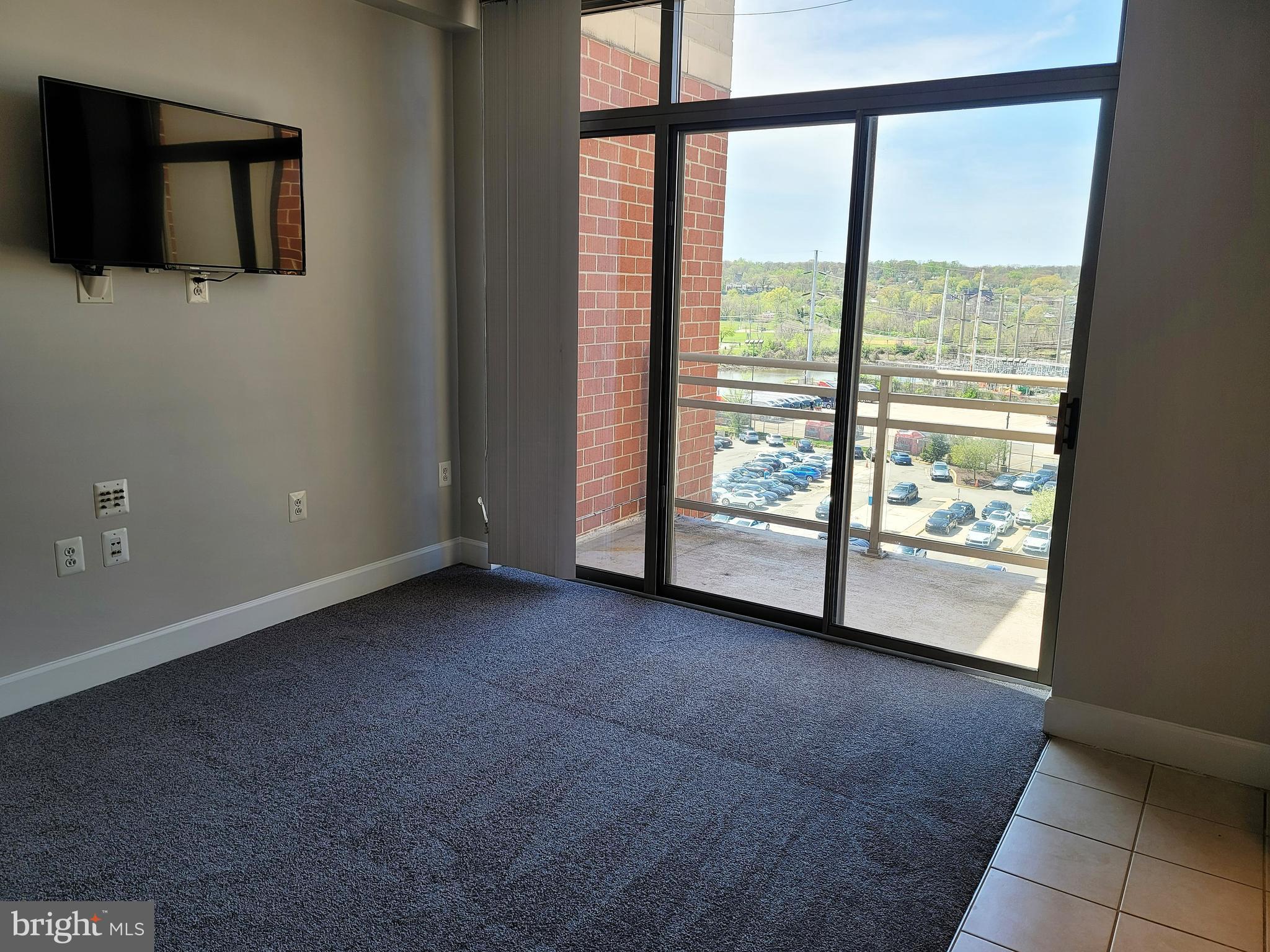3600 South Glebe Road, Unit 602W Arlington, VA 22202 - Photo 5 of 46 a view of an empty room with a window