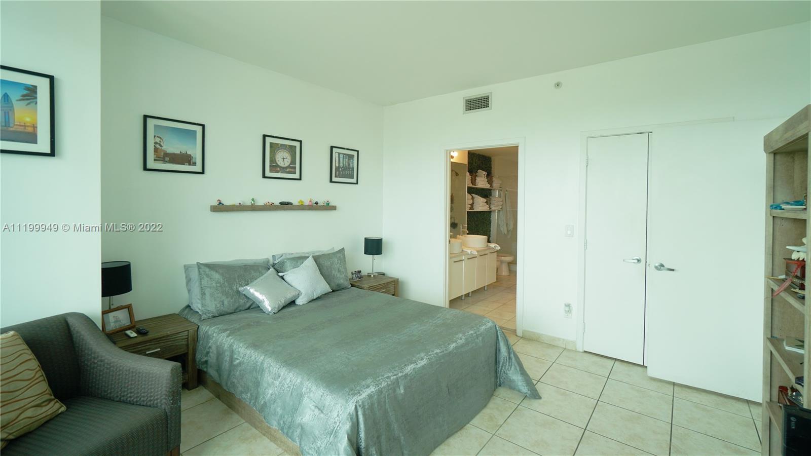 888 Biscayne Boulevard, Unit 811 Miami, FL 33132 - Photo 20 of 20 a bedroom with a bed and a couch