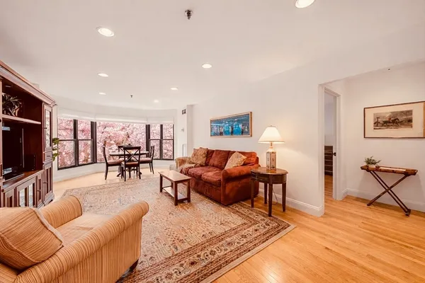 $1,275,000 | 16 Harcourt Street, Unit 3D, Boston, MA 02116