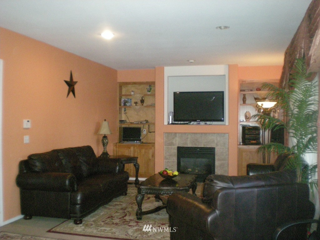 308 South 20th Place Renton, WA 98055 - Photo 3 of 15