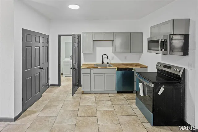 $995 | 821 Niedringhaus Avenue, Unit B, Granite City, IL 62040