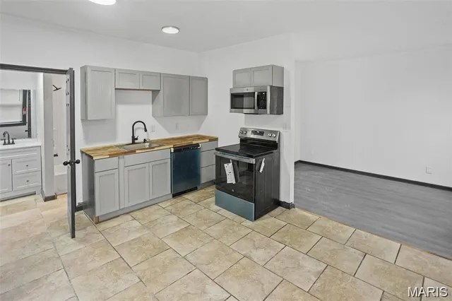 $995 | 821 Niedringhaus Avenue, Unit B, Granite City, IL 62040