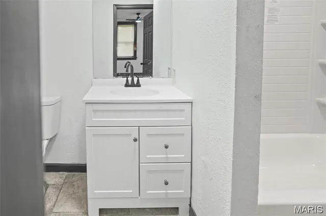 $995 | 821 Niedringhaus Avenue, Unit B, Granite City, IL 62040