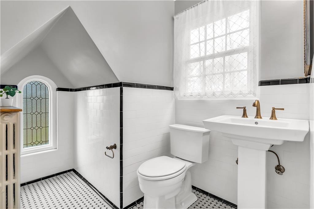 305 Woodside Road Pittsburgh, PA 15221 - Photo 16 of 25 Gallery Image 16