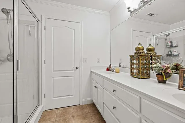 a view of a double vanity sink