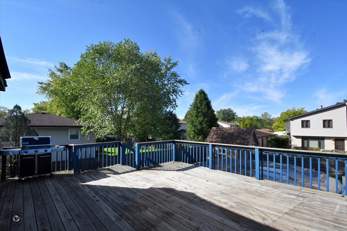 713 Southgate Road New Lenox, IL 60451 - Photo 21 of 25 a balcony with wooden floor and fence