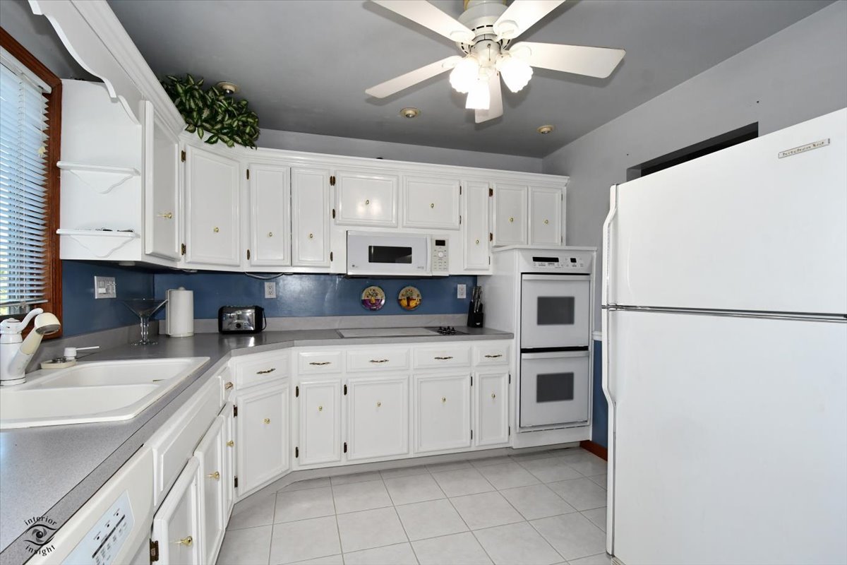 713 Southgate Road New Lenox, IL 60451 - Photo 9 of 25 a kitchen with cabinets appliances and a sink