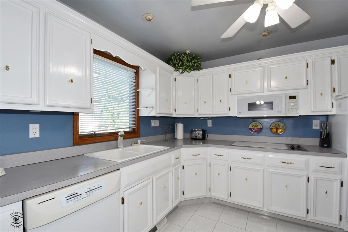 713 Southgate Road New Lenox, IL 60451 - Photo 10 of 25 a kitchen with granite countertop white cabinets and white appliances
