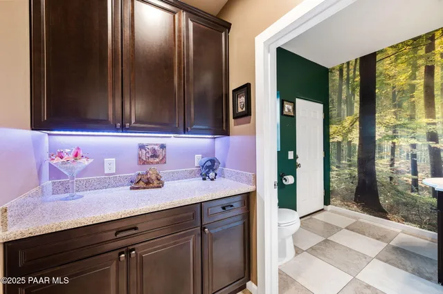 a room with lots of different kinds of flowers