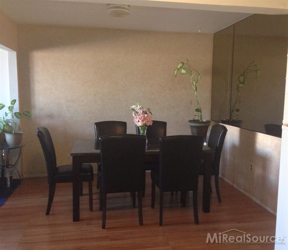 8652 Common Road Warren, MI 48093 - Photo 6 of 19 31182387-5.JPG
