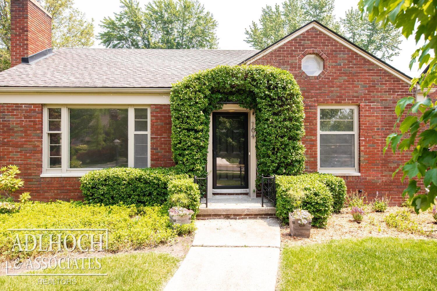764 Barrington Road Grosse Pointe, MI 48230 - Photo 2 of 19 50114843-1.JPG