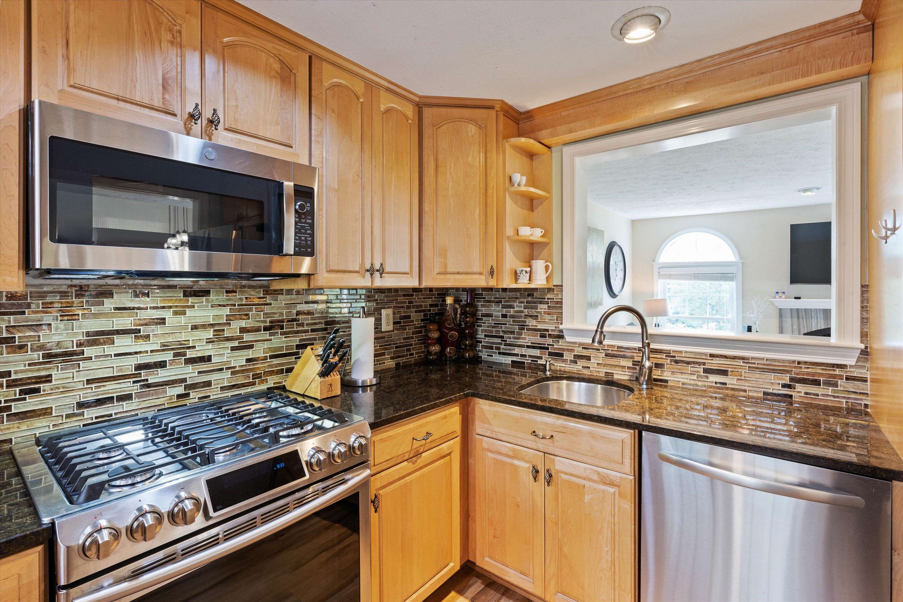 384 Winding Pond Road Londonderry, NH 03053 - Photo 4 of 60