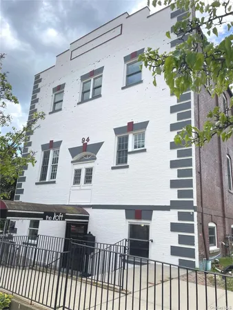 $1,900 | 94 4th Avenue, Unit 208, Bay Shore, NY 11706