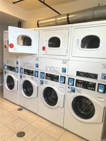 $1,900 | 94 4th Avenue, Unit 208, Bay Shore, NY 11706
