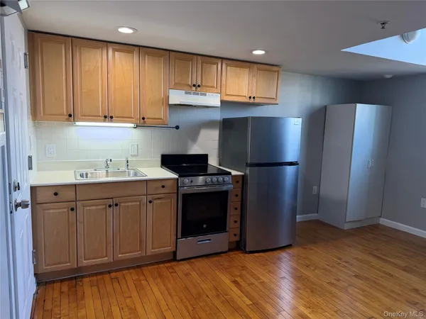 $1,900 | 94 4th Avenue, Unit 208, Bay Shore, NY 11706