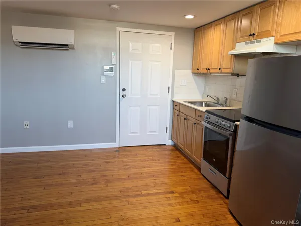 $1,900 | 94 4th Avenue, Unit 208, Bay Shore, NY 11706