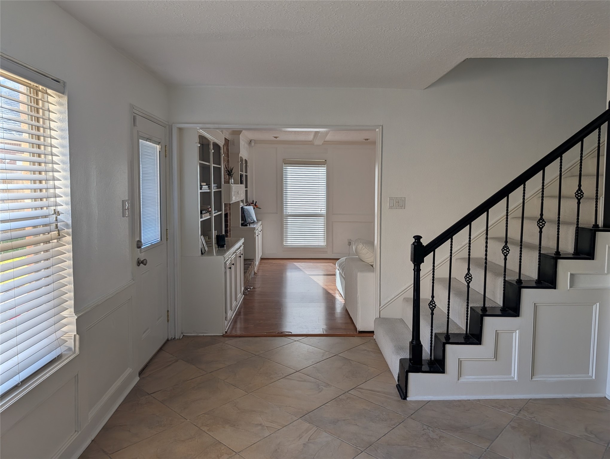 7810 12 Fairway Lane Humble, TX 77346 - Photo 14 of 18 a view of entryway and hall with wooden floor