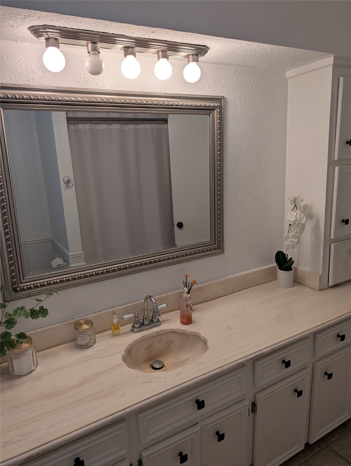 7810 12 Fairway Lane Humble, TX 77346 - Photo 10 of 18 a bathroom with a sink and a mirror