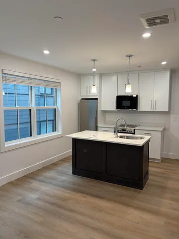 $2,600 | 238 Deer Street, Unit 307, Portsmouth, NH 03801