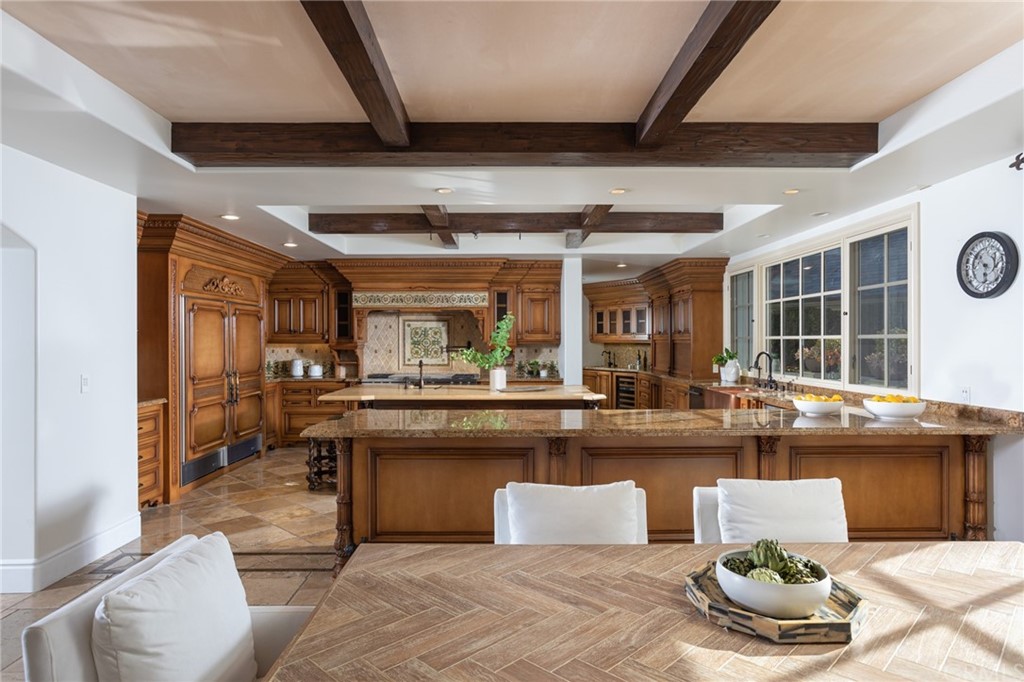 40 Smithcliffs Road Laguna Beach, CA 92651 - Photo 13 of 50 a living room with a table and chairs