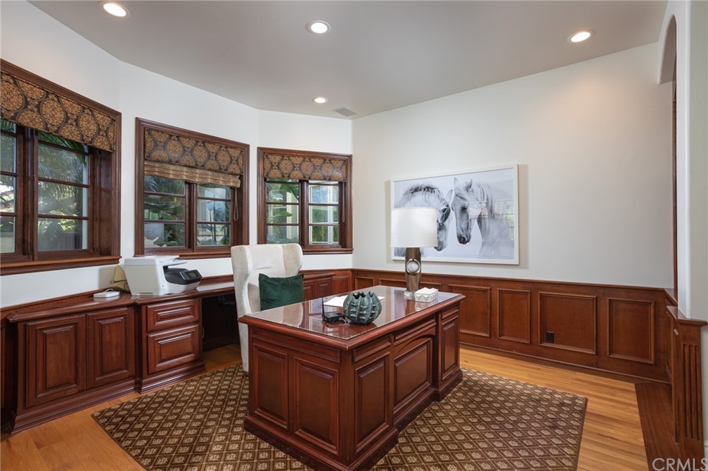 40 Smithcliffs Road Laguna Beach, CA 92651 - Photo 15 of 50 a living room with granite countertop furniture and a window