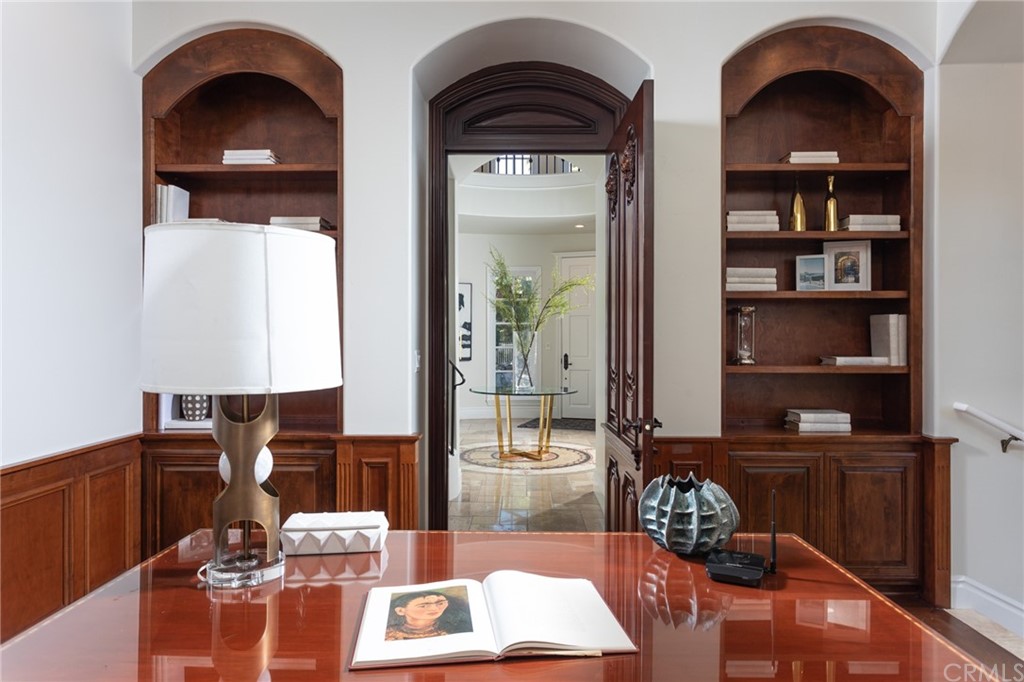 40 Smithcliffs Road Laguna Beach, CA 92651 - Photo 16 of 50 a living room with furniture and wooden floor