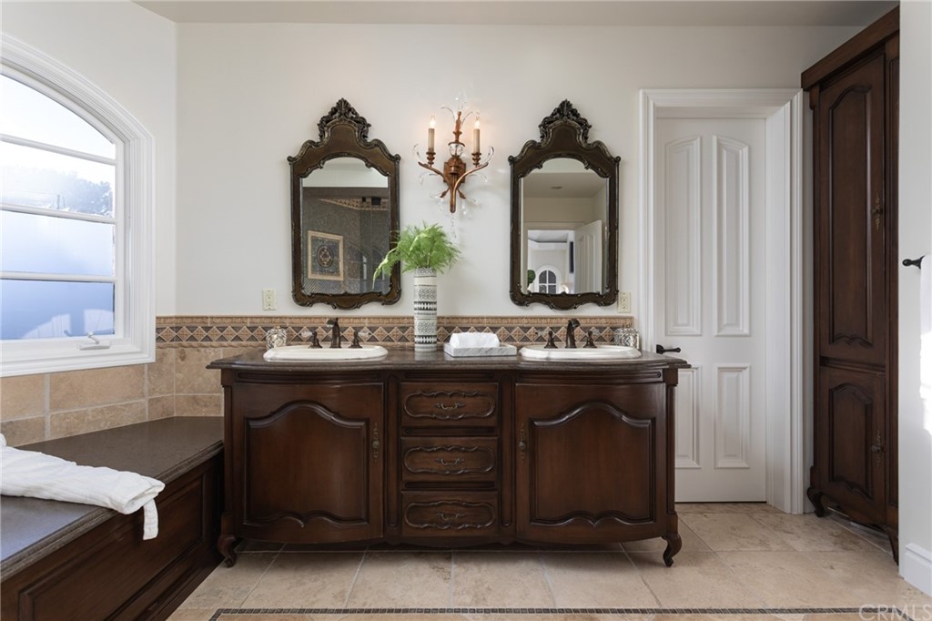 40 Smithcliffs Road Laguna Beach, CA 92651 - Photo 21 of 50 a bathroom with a sink and a mirror