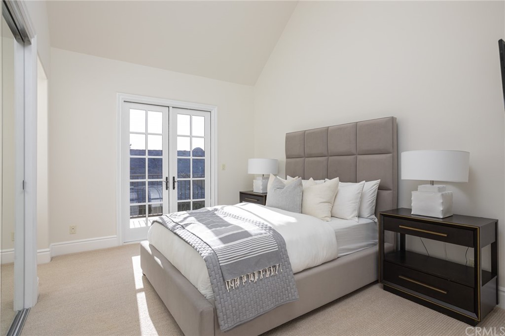 40 Smithcliffs Road Laguna Beach, CA 92651 - Photo 27 of 50 a bed room with a bed and a window