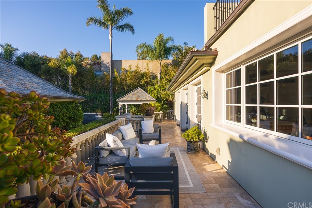 40 Smithcliffs Road Laguna Beach, CA 92651 - Photo 29 of 50 a view of balcony with two chairs and a potted plant