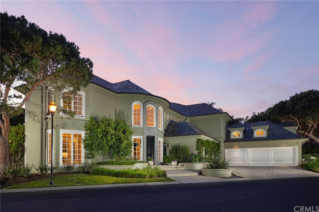 40 Smithcliffs Road Laguna Beach, CA 92651 - Photo 3 of 50 a front view of a house with a yard