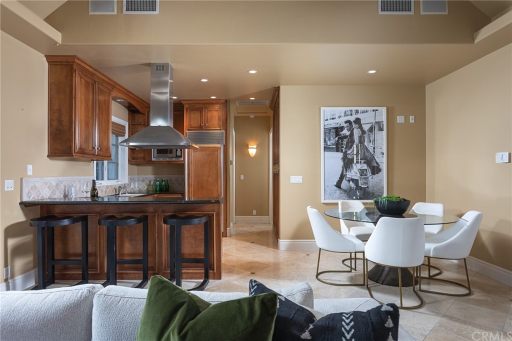 40 Smithcliffs Road Laguna Beach, CA 92651 - Photo 39 of 50 a living room with furniture a wooden floor and a kitchen view