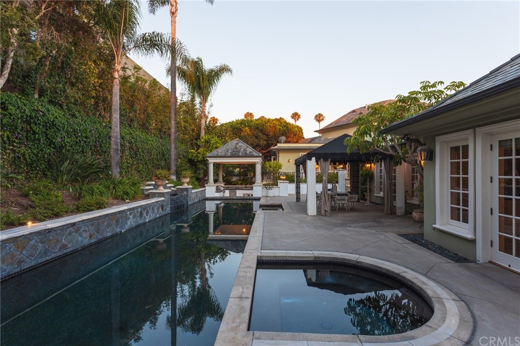 40 Smithcliffs Road Laguna Beach, CA 92651 - Photo 43 of 50 a view of a house with backyard bath tub and couches