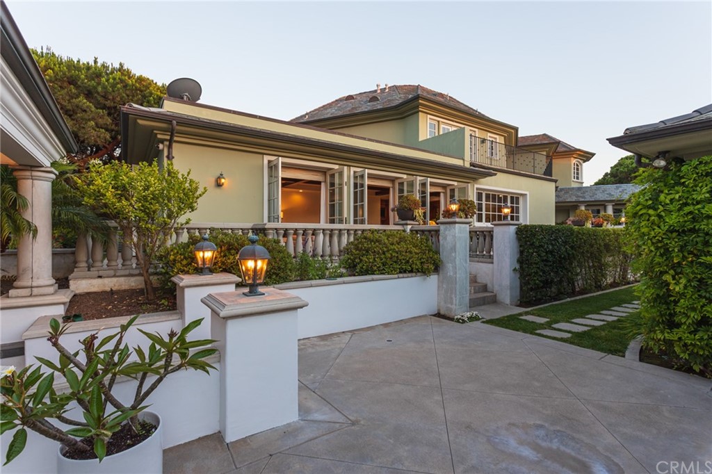 40 Smithcliffs Road Laguna Beach, CA 92651 - Photo 44 of 50 a front view of a house with sitting area