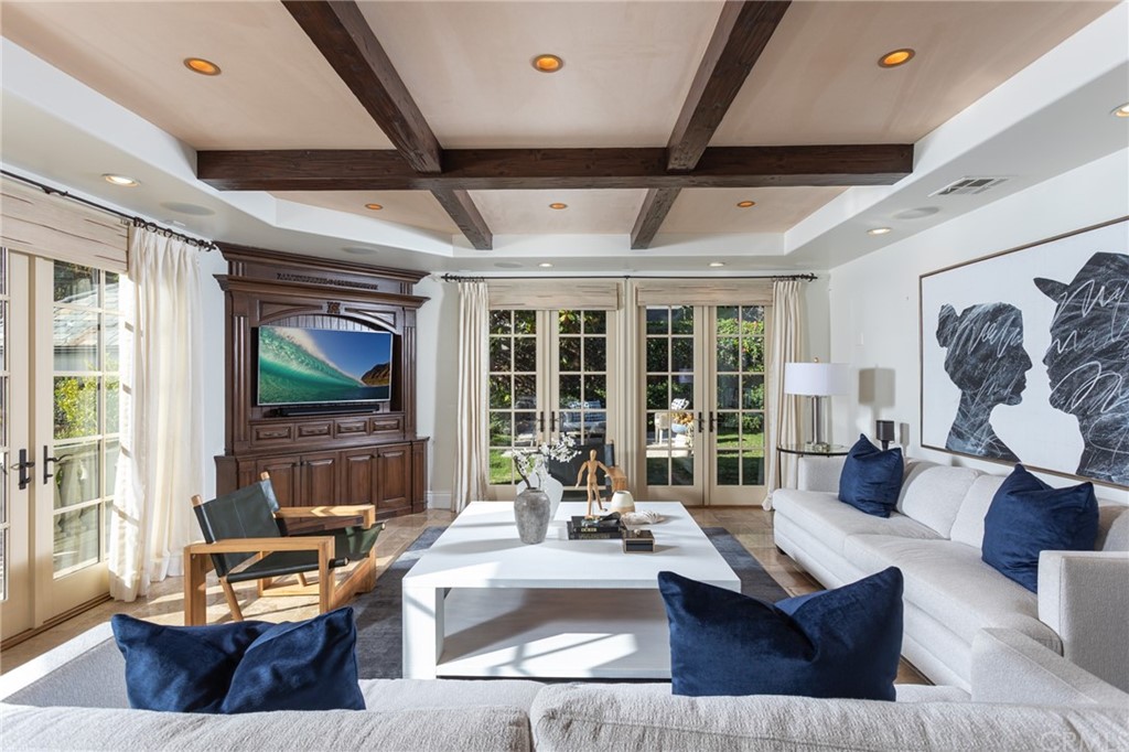 40 Smithcliffs Road Laguna Beach, CA 92651 - Photo 8 of 50 a living room with furniture and a large window
