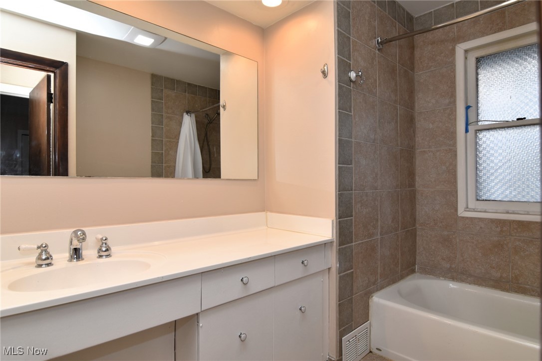 2559 Canterbury Road Cleveland, OH 44118 - Photo 15 of 30 First floor full bath