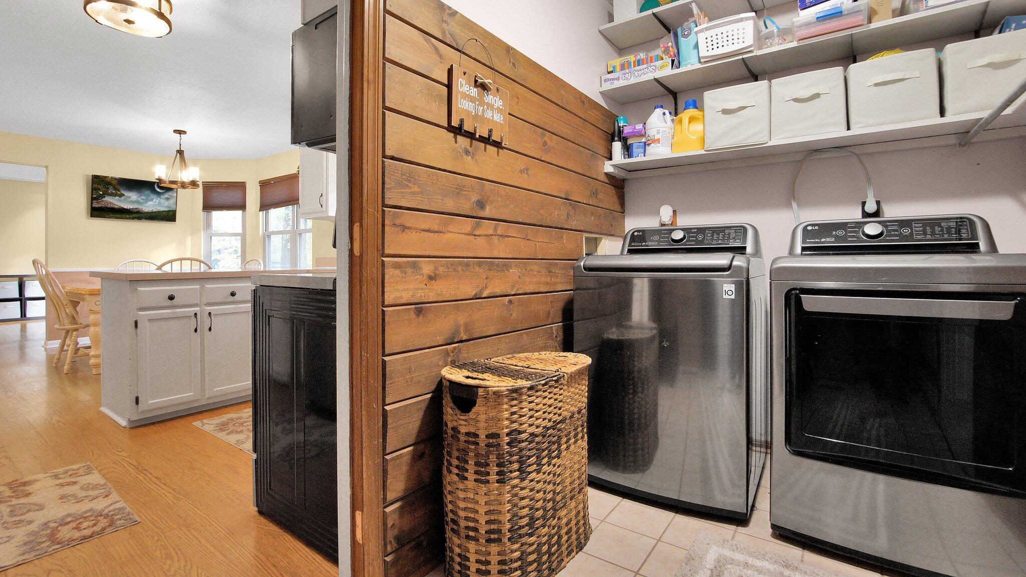 909 Forward Pass Road Southwest Pataskala, OH 43062 - Photo 11 of 42 Entry level laundry mud room
