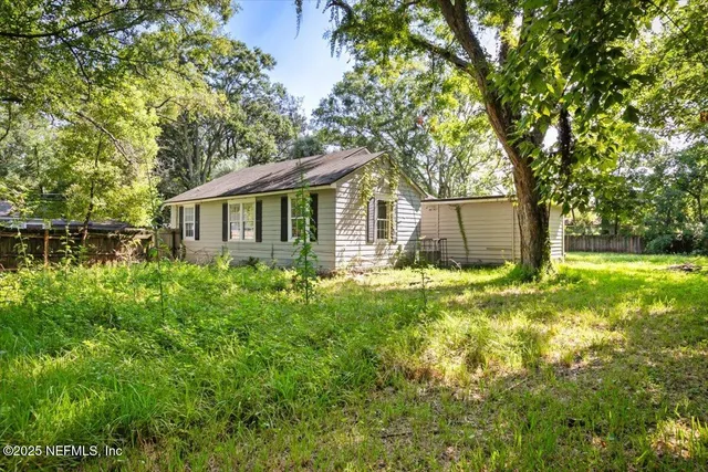 a view of a backyard