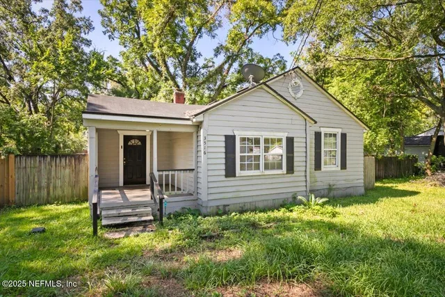 a view of a house with a backyard