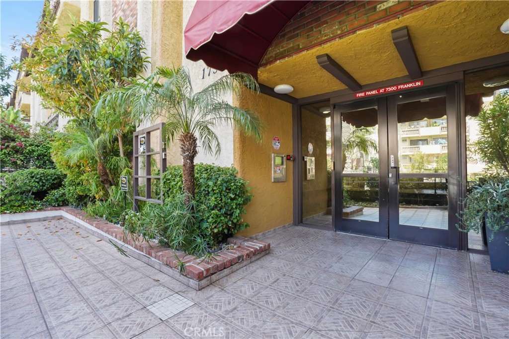 1730 Camino Palmero Street, Unit 316 Los Angeles, CA 90046 - Photo 23 of 27 a view of a backyard of the house