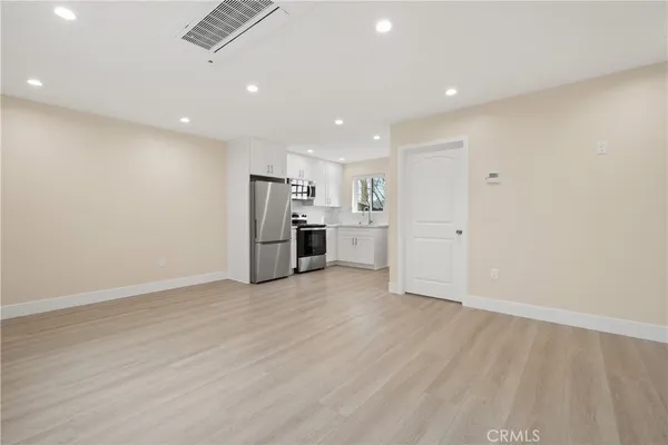 $2,300 | 19949 Lassen Street, Chatsworth, CA 91311