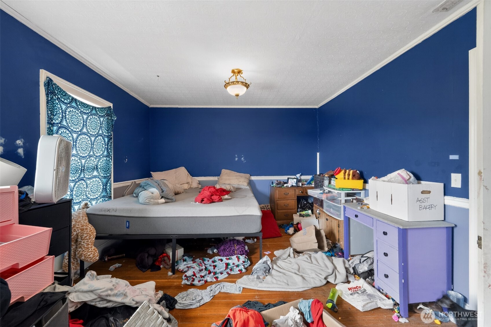 9801 Lenhart Road Sumas, WA 98295 - Photo 21 of 33 a bed room with a bed and a chandelier
