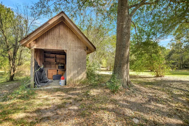 a view of a house with backyard