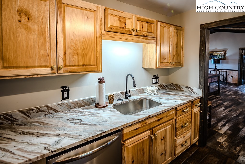 128 Hawthorn Road Beech Mountain, NC 28604 - Photo 15 of 46