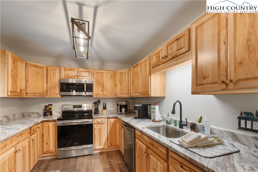 128 Hawthorn Road Beech Mountain, NC 28604 - Photo 16 of 46