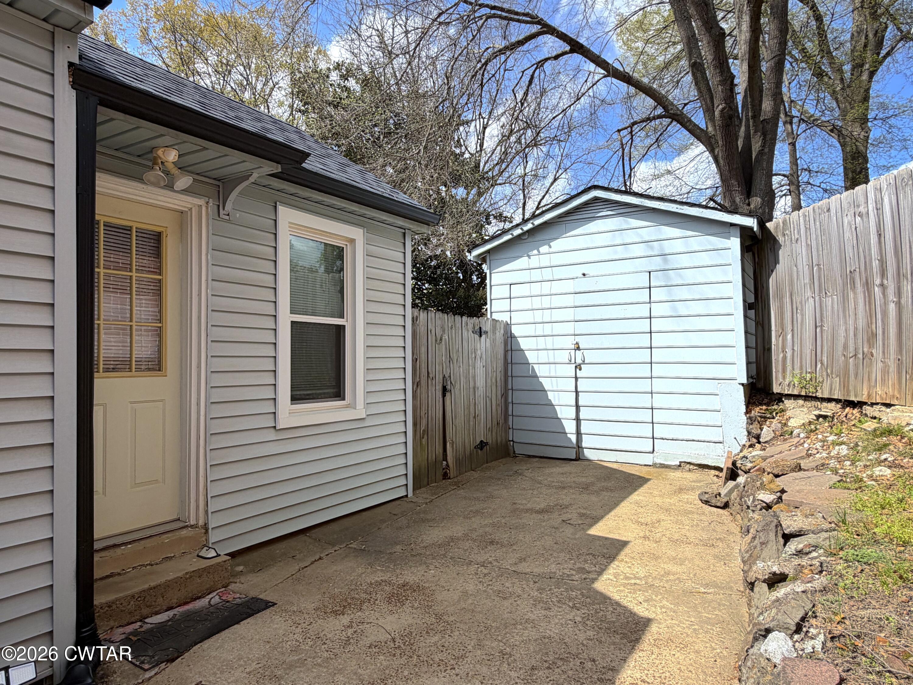 415 Division Avenue Jackson, TN 38301 - Photo 37 of 43 415 Side Door and Garage