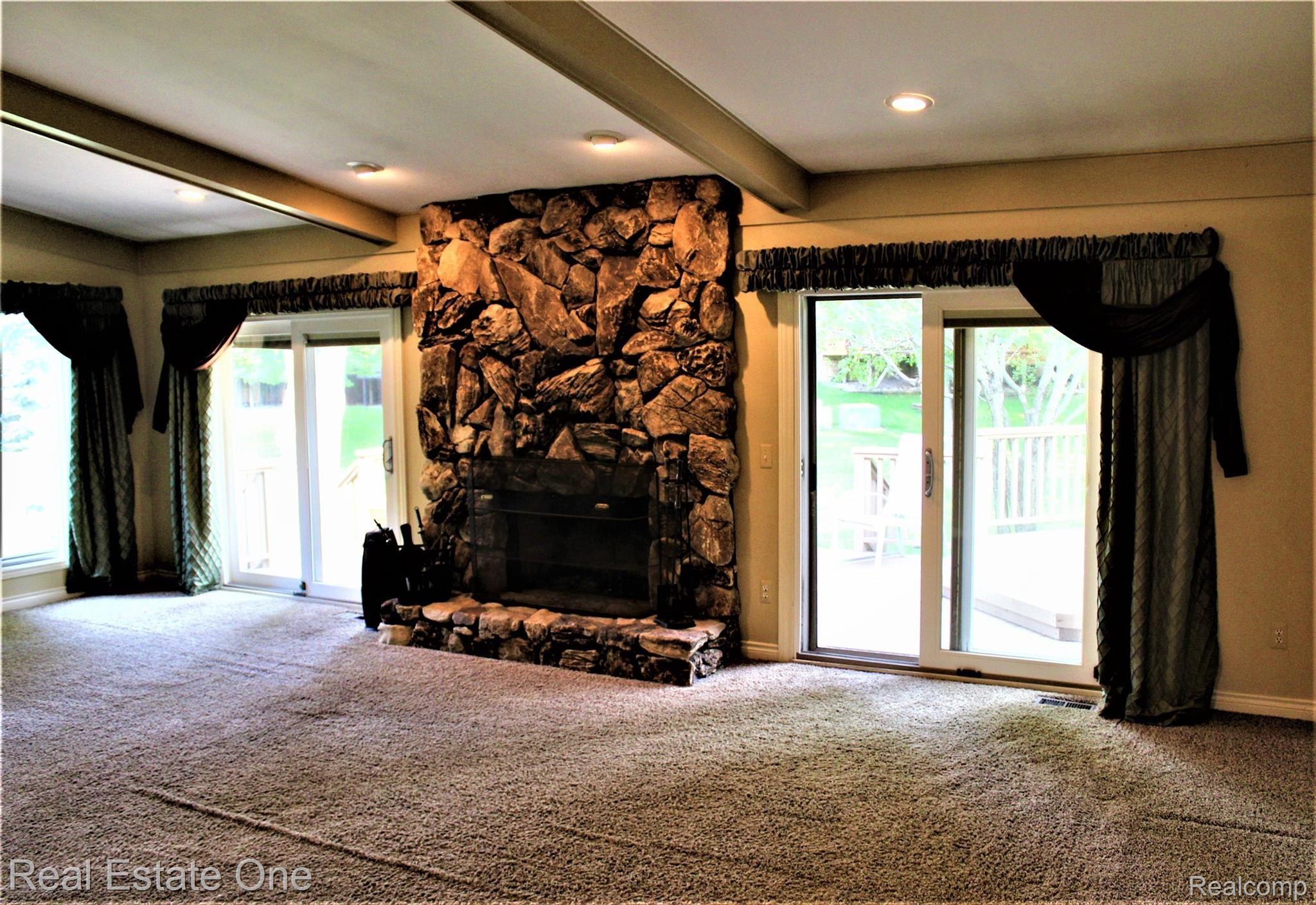 648 Kentucky Drive Rochester, MI 48307 - Photo 9 of 21 1-8.jpg
