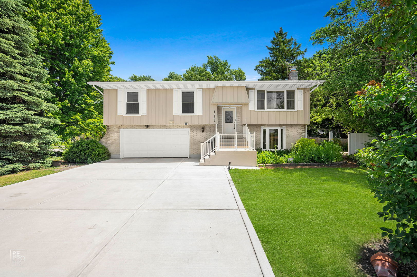 20589 Horatio Boulevard Prairie View, IL 60089 - Photo 1 of 17