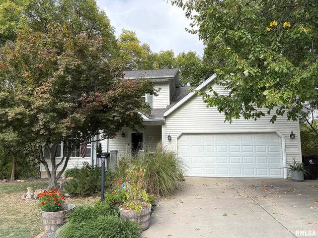 $299,900 | 5945 West Ridgecrest Drive, Peoria, IL 61615