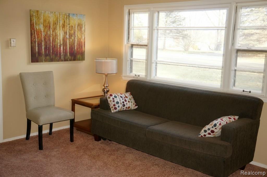 5430 Crescent Road Waterford, MI 48327 - Photo 6 of 10 DSC00354.jpg